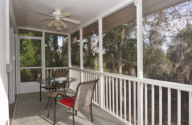 sunroom with ceiling fan