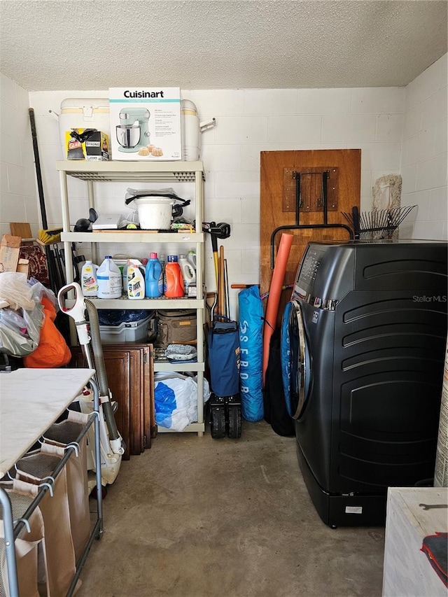 storage room with washer / clothes dryer