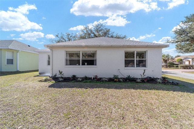 view of front facade featuring a front yard