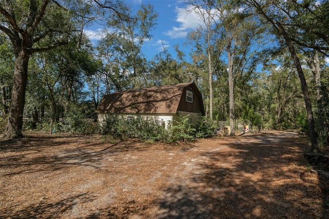 view of yard with an outdoor structure