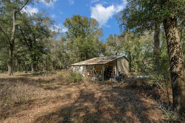 view of yard featuring an outdoor structure