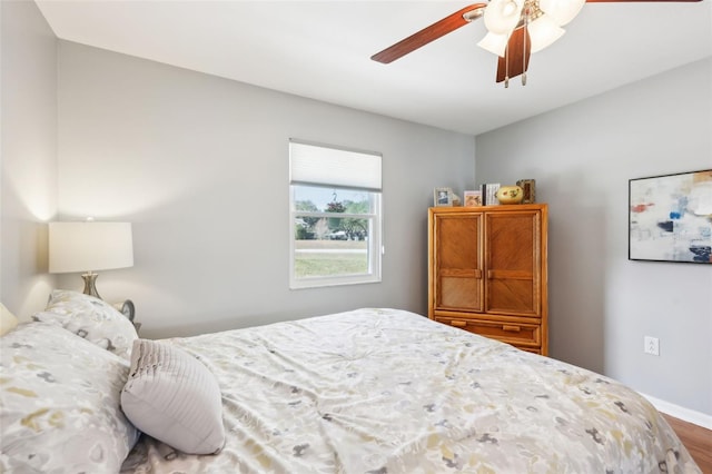 bedroom with ceiling fan