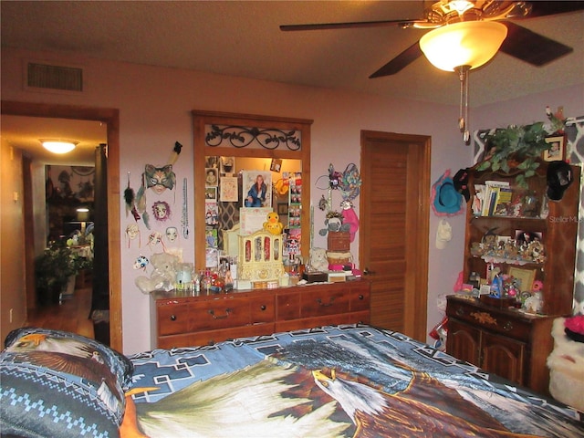 bedroom with ceiling fan