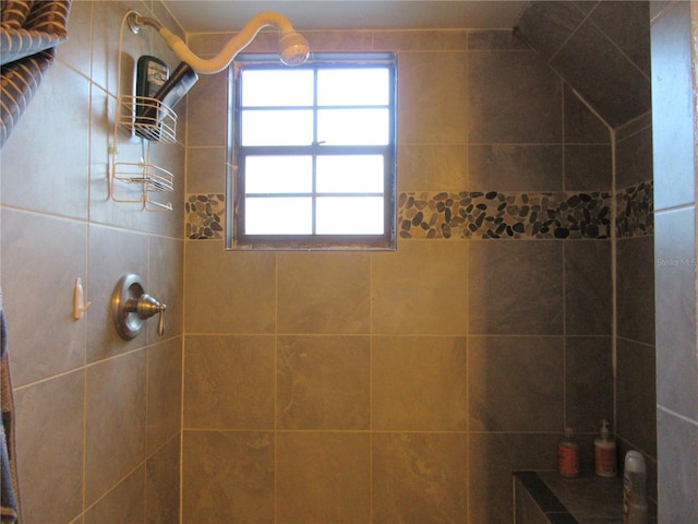 bathroom featuring a tile shower