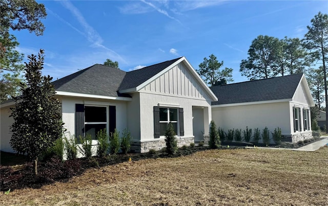 view of front of property with a front lawn