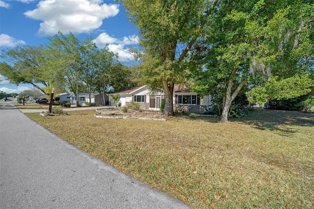 view of front of house featuring a front lawn and a garage