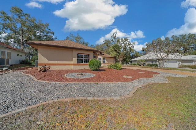 view of front of home featuring a front lawn