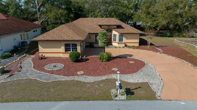 view of front facade featuring cooling unit and a front yard