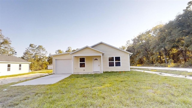 view of front of home featuring a garage and a front yard