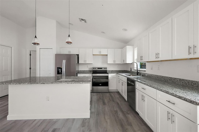 13743 SW 113th Ln, Dunnellon, FL 34432 - kitchen with appliances with stainless steel finishes, a sink, lofted ceiling, visible vents, and dark wood-style floors
