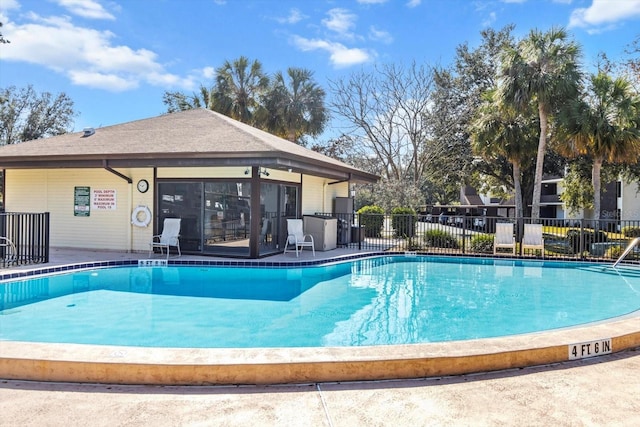 view of swimming pool