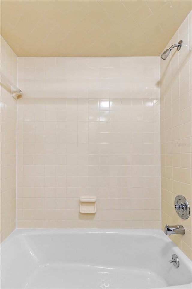 bathroom with tiled shower / bath combo