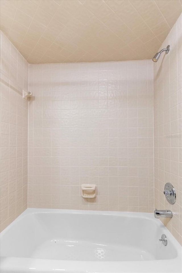 bathroom with tiled shower / bath combo