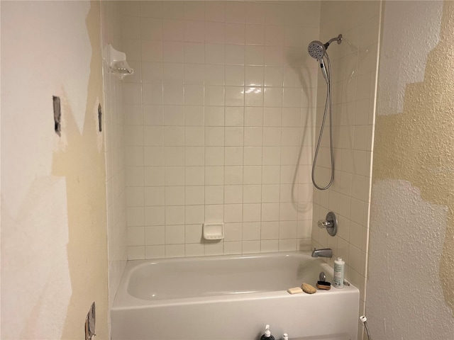 bathroom featuring tiled shower / bath