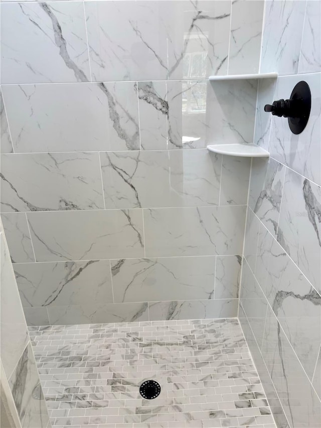 bathroom featuring a tile shower