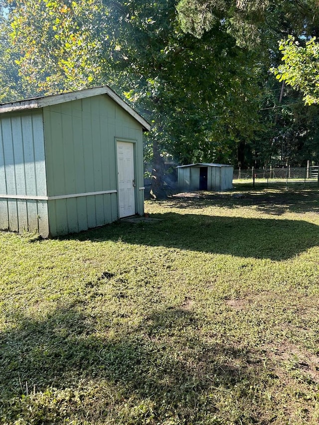 view of yard with a storage unit