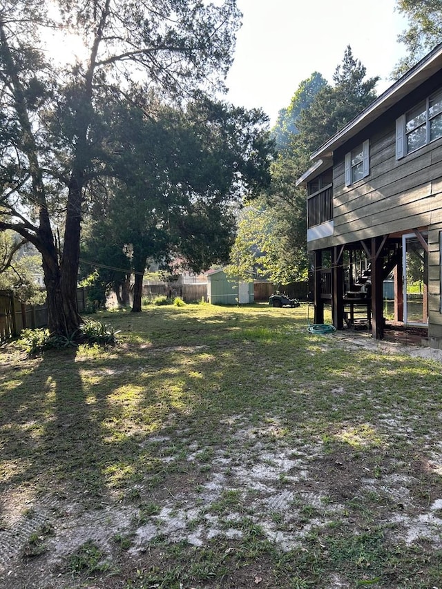 view of yard featuring a storage shed