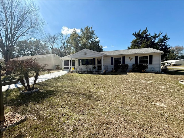 ranch-style home featuring a front lawn and a porch