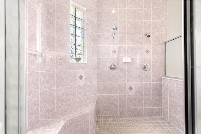 bathroom featuring tiled shower