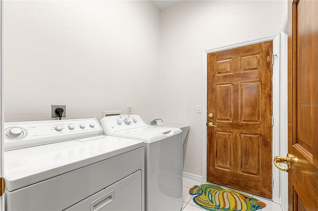 washroom with light tile patterned floors and independent washer and dryer