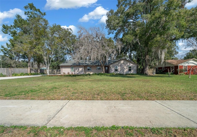 ranch-style home featuring a front lawn