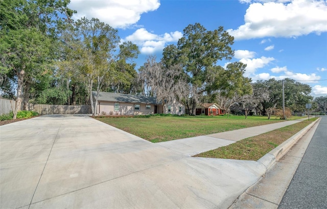 view of front of home featuring a front lawn