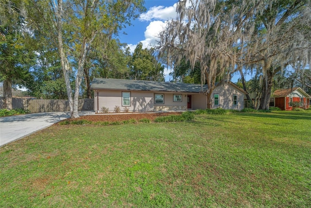 single story home with a front lawn