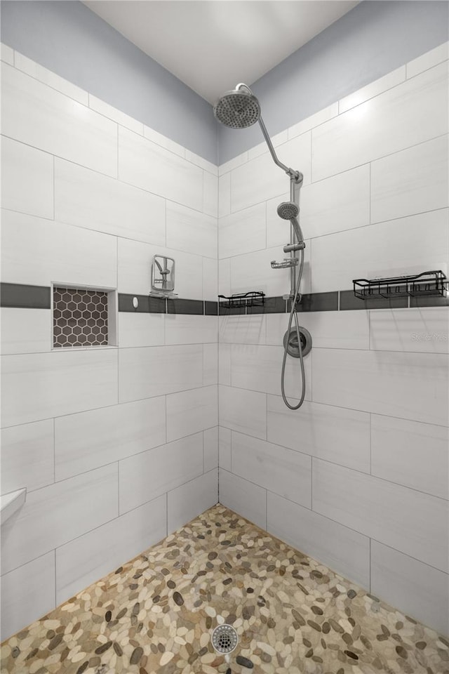 bathroom featuring a tile shower