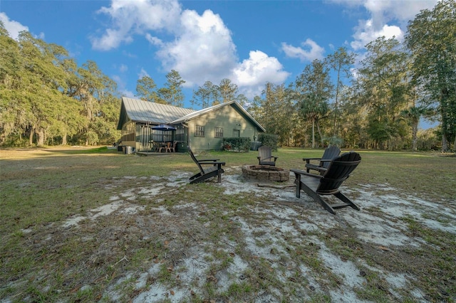 view of yard featuring an outdoor fire pit