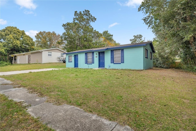 single story home featuring a front yard