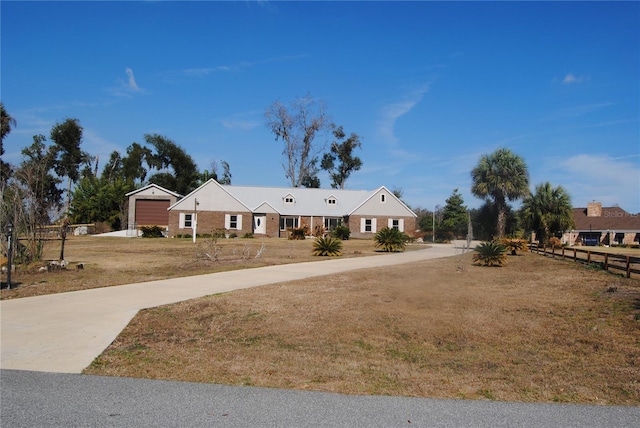 view of front of property featuring a front yard