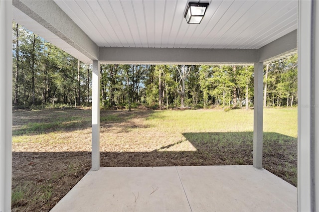 view of yard featuring a patio area