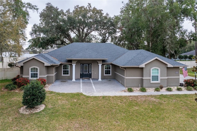 single story home with a front lawn