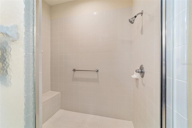 bathroom featuring a tile shower