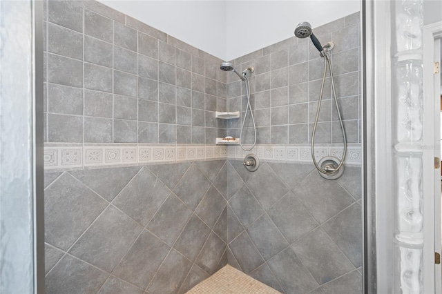 bathroom featuring a tile shower