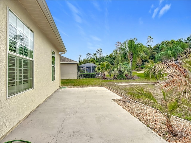 view of yard featuring a patio area