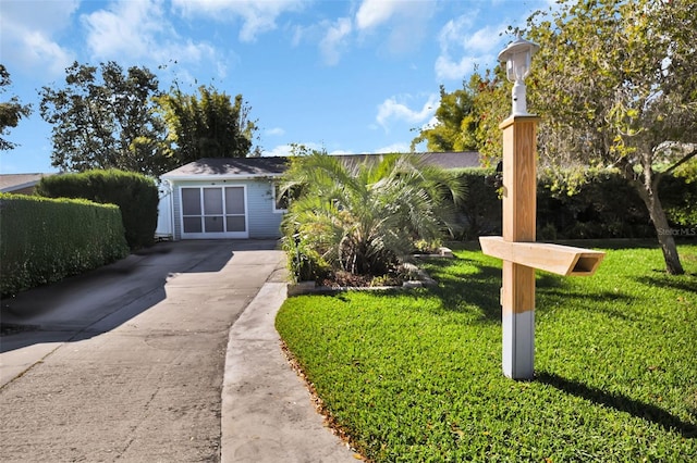 view of front facade with a front lawn