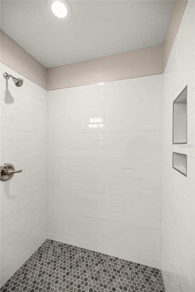 bathroom featuring tiled shower