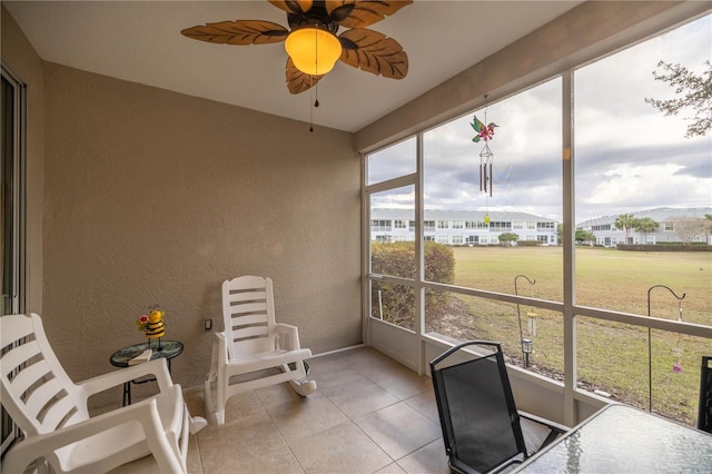 sunroom with ceiling fan