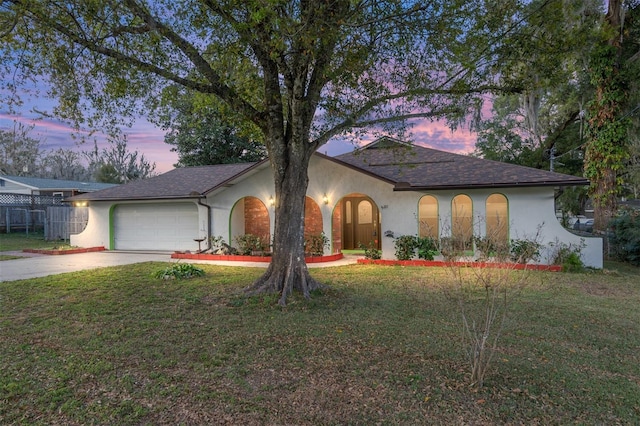 view of front facade featuring a garage and a yard