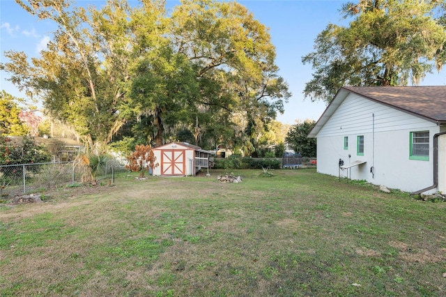 view of yard featuring a shed