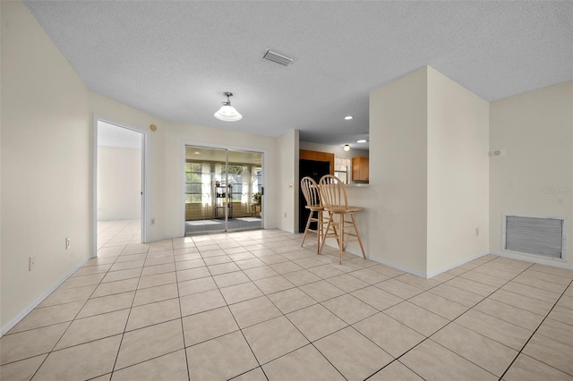 912 Chula Ct, Lady Lake, FL 32159 - tiled spare room featuring a textured ceiling