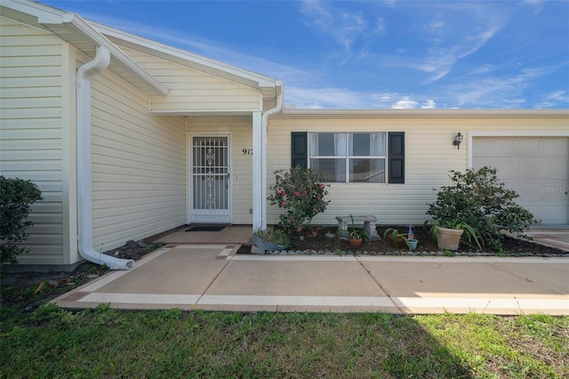 912 Chula Ct, Lady Lake, FL 32159 - property entrance with a garage