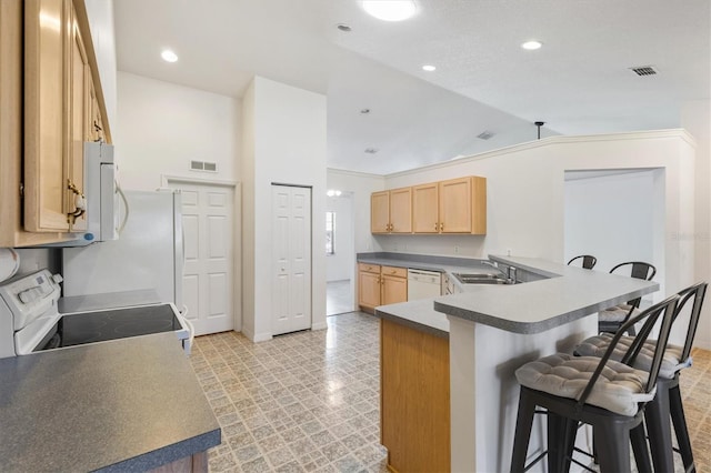 kitchen with white appliances, visible vents, a peninsula, and a kitchen breakfast bar