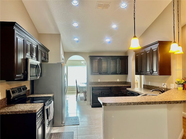 kitchen with stainless steel appliances, sink, kitchen peninsula, and decorative light fixtures