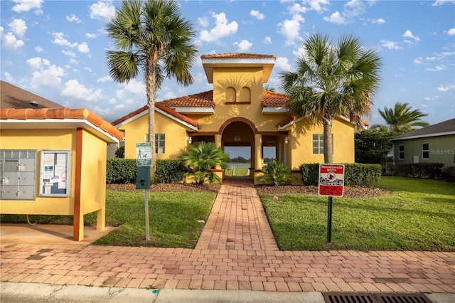 view of front of property featuring a front yard