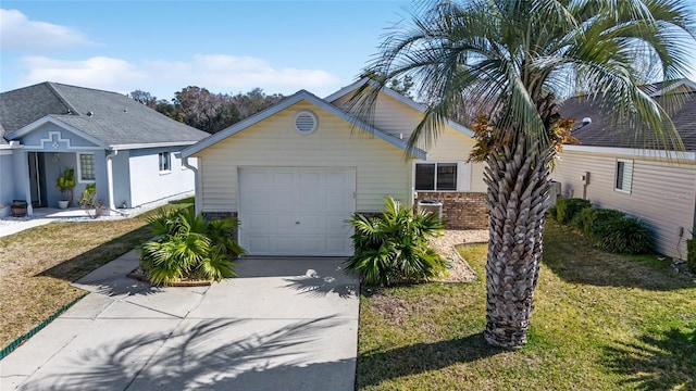 view of front of house featuring cooling unit, a garage, and a front yard