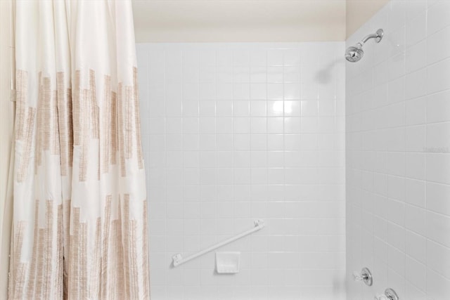 bathroom with shower / tub combo