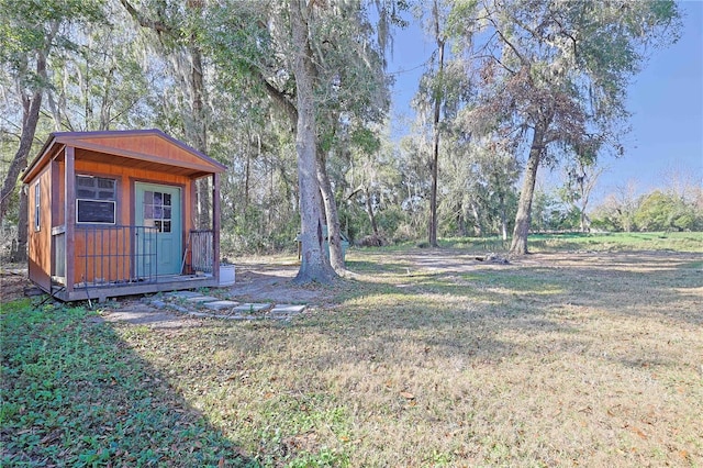 view of yard featuring a storage unit