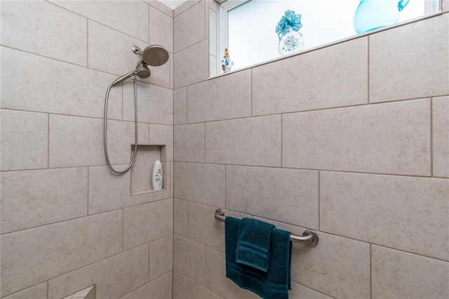 interior details with a tile shower